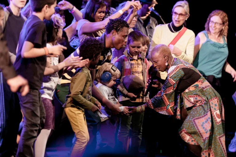 Angelina Kidjo | April Jazz, Espoo 2014 Tilannekuva konsertista, Angelina Kidjo tervehtii yleisöä.