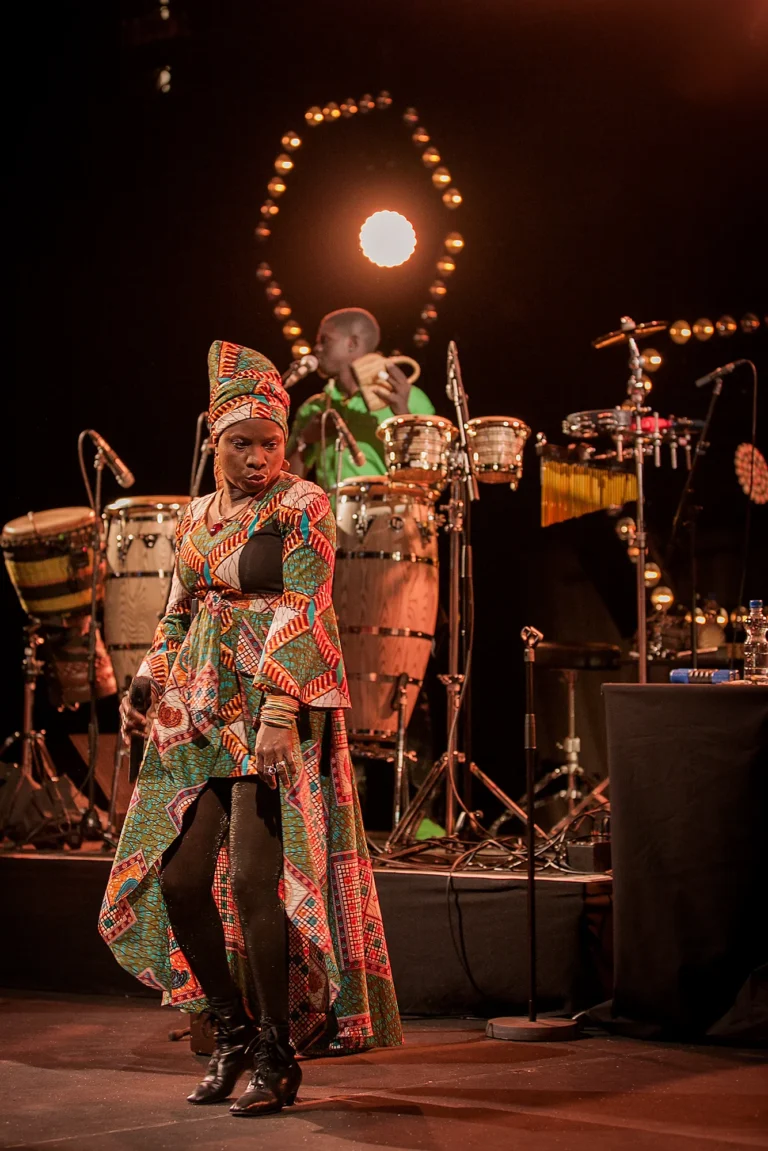 Angelina Kidjo | April Jazz, Espoo 2014 Värikäs tunnelma lavalla konserttikuvassa Angelina Kidjosta.