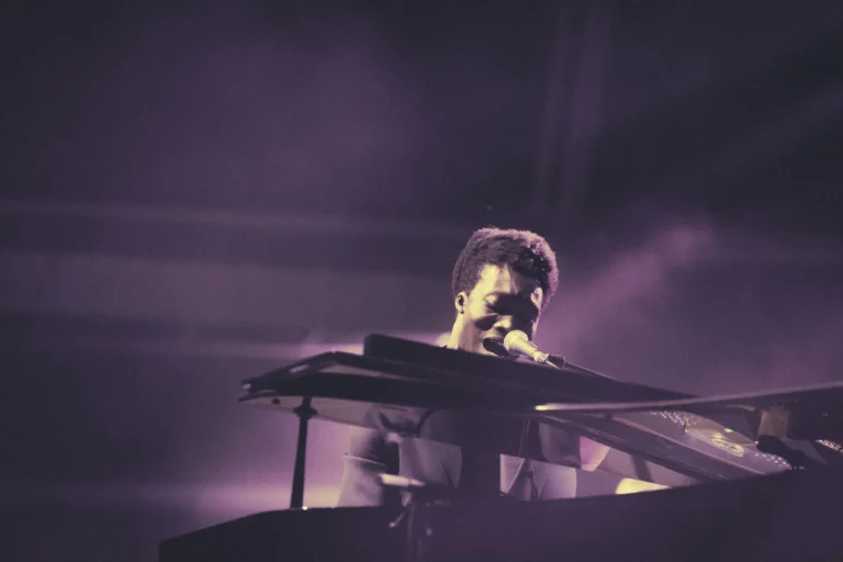 Benjamin Clementin | Vida Festival, Vilanova y la Geltrú, Espanja 2015 Benjamin Clementin kuvattuna konsertissa pianon äärellä