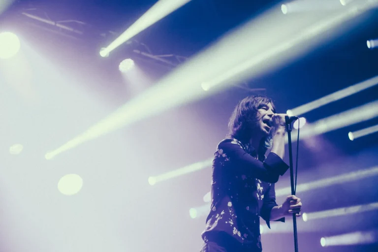 Primal Scream | Vida Festival, Vilanova y la Geltrú, Espanja 2015 Konserttivalot säihkyvät Primal Scream keikkakuvassa.