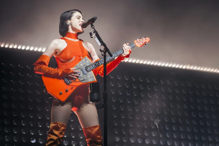St. Vincent | Vida Festival, Vilanova y la Geltrú, Espanja 2018 Konserttikuvassa St. Vincent pukeutuneena punaiseen ja soittamassa Music Man -kitaraa.