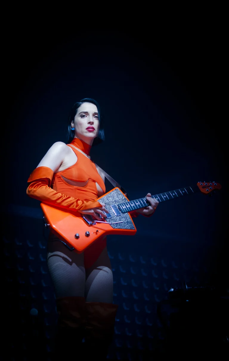 St. Vincent | Vida Festival, Vilanova y la Geltrú, Espanja 2018 St. Vincent katsoo suoraan konserttikuvaajan kameraan.
