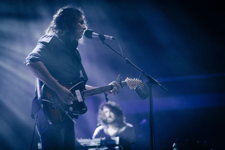 War on Drugs | Vida Festival, Vilanova y la Geltrú, Espanja 2015 Keikkakuvassa kitaristi-laulaja ja kosketinsoittaja War on Drugs -yhtyeestä.