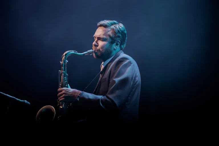 Timo Lassy | April Jazz, Espoo 2014 Tunnelmallinen konserttikuva saksofonisti Timo Lassystä April Jazzeilla 2014.