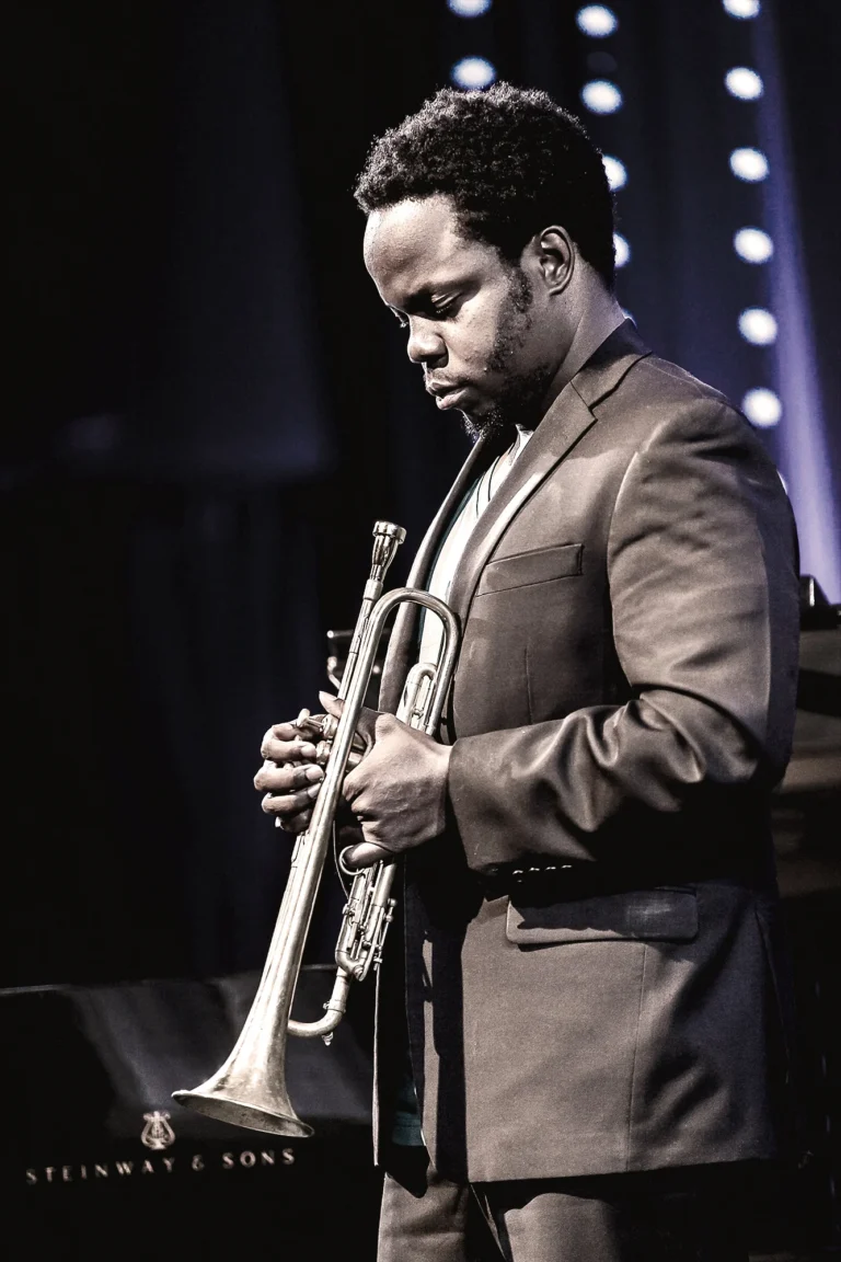 Amrose Akinmusere Quintet | April Jazz, Espoo 2014 Amrose Akinmusere valmistautuu soittamaan trumpettia konserttikuvassa vuodelta 2014.