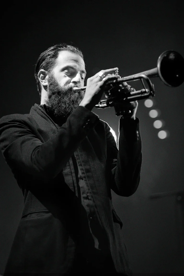 Avishai Cohen, Omer Avital Quintet | April Jazz 2014 Mustavalkoisessa keikkakuvassa trumpettia soittaa Avishai Cohen Omer Avital Quintetistä.
