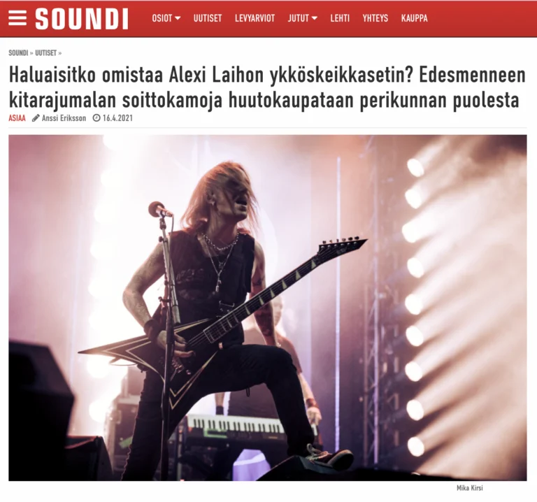 Alexi Laiho - Children of Bodom | Soundi 2021 Soundin artikkelissa kuva Alexi Laihosta, livekuva Helsingin Kaisaniemen puiston keikalta vuonna 2019.