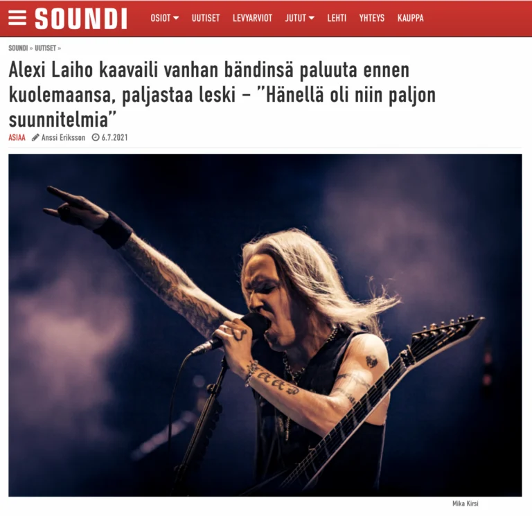 Alexi Laiho - Children of Bodom | Soundi 2021 Keikkakuva Alexi Laihosta mikrofonin äärellä Helsingin Kaisaniemen puiston keikalta vuonna 2019.
