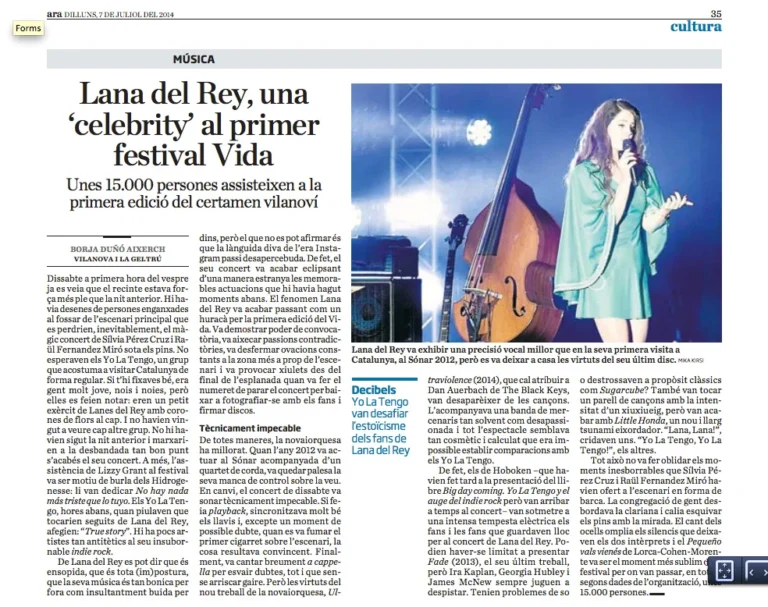Lana del Rey | ARA, Espanja 2014 Lehtiartikkeli, jossa on konsertissa otettu valokuva Lana del Reystä.