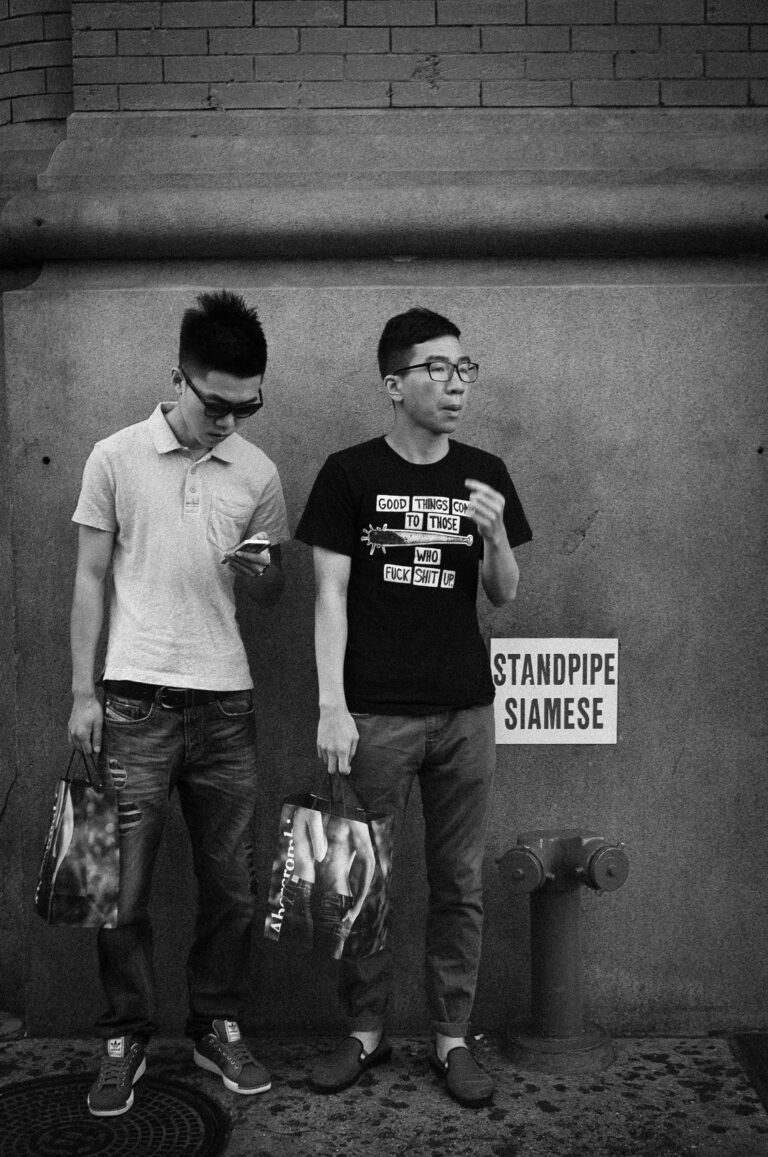 Dokumentaarinen kuvaus - New York, USA Street photography -henkinen dokumentaarinen kuva New Yorkista, kaksi nuorta miestä shoppailemassa