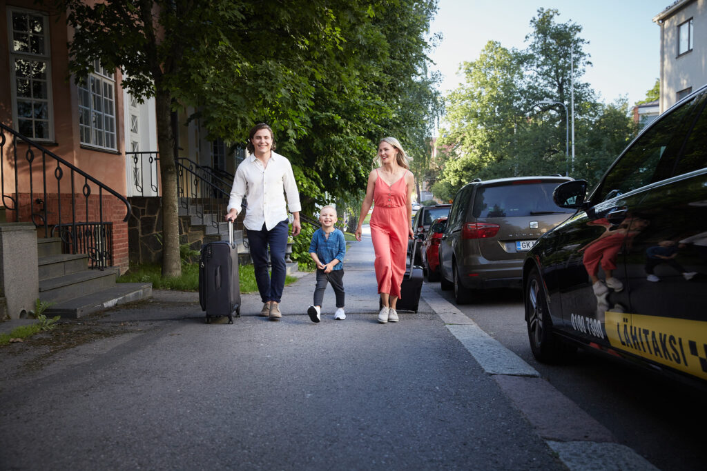 L&auml;hitaksi vastaanottamassa matkalle l&auml;htev&auml;&auml; perhett&auml; Helsingin Munkkiniemess&auml;